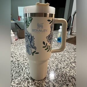 Stanley 40oz Cream Floral - used maybe 3 times.